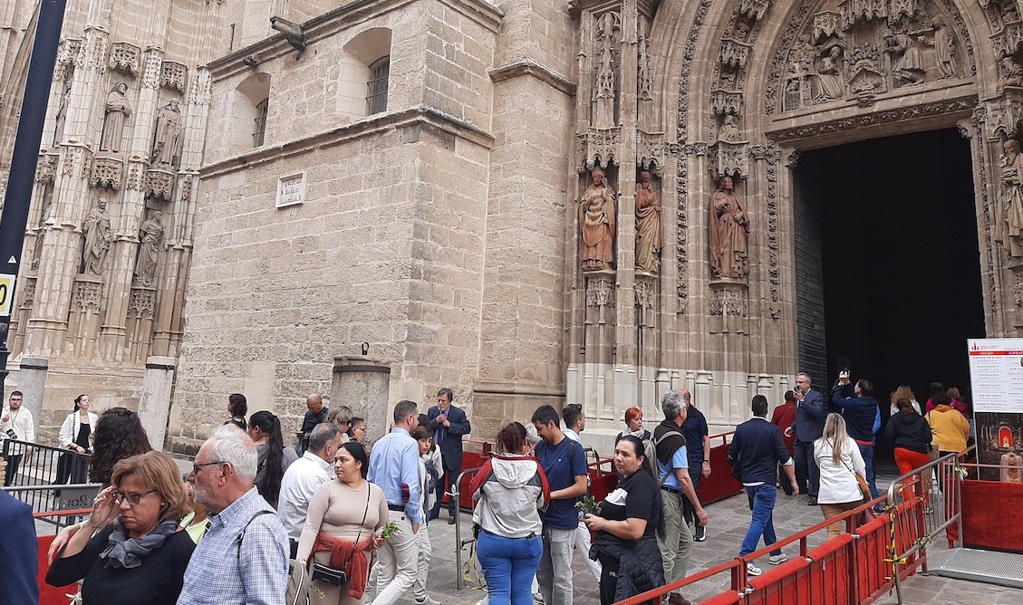 Tourists crowd the Seville Cathedral on Palm Sunday
 – 2024-03-29 16:41:03