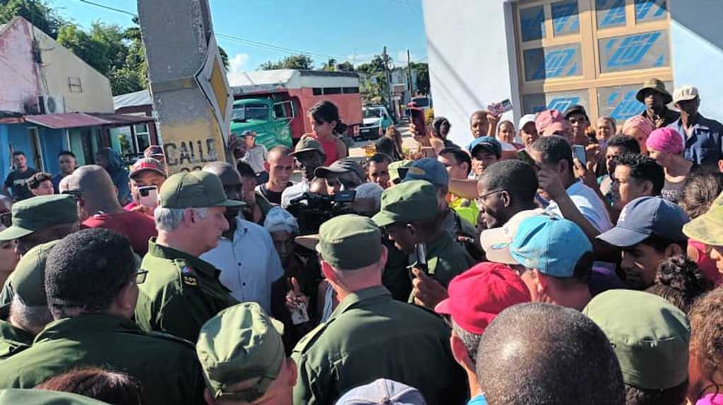 President of Cuba visits area hit by hurricane in Guantánamo
 –